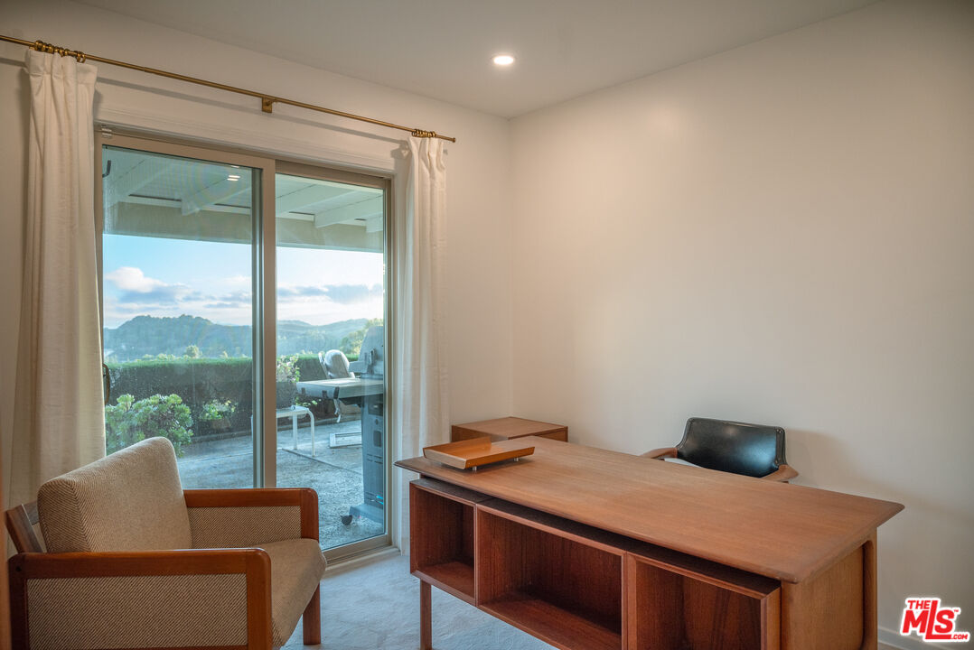 2701 Lake Hollywood Dr