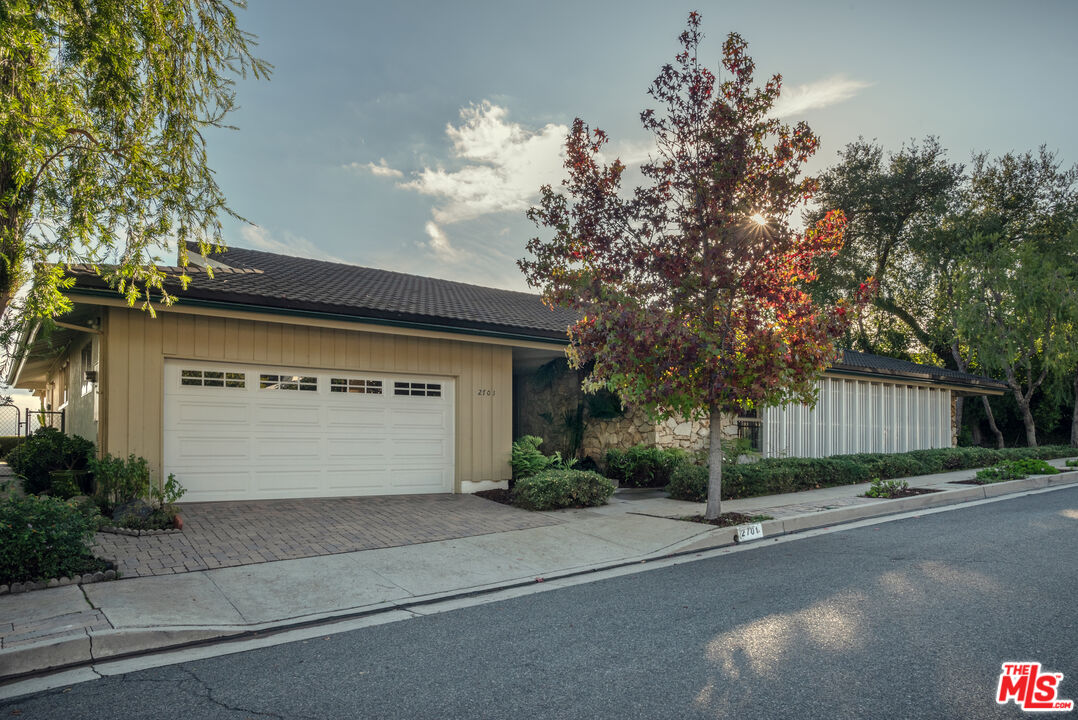 2701 Lake Hollywood Dr
