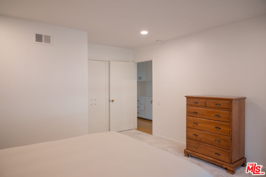 2701 Lake Hollywood Dr