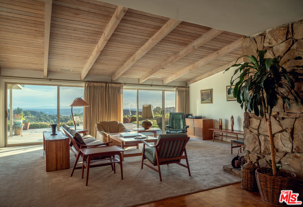 2701 Lake Hollywood Dr