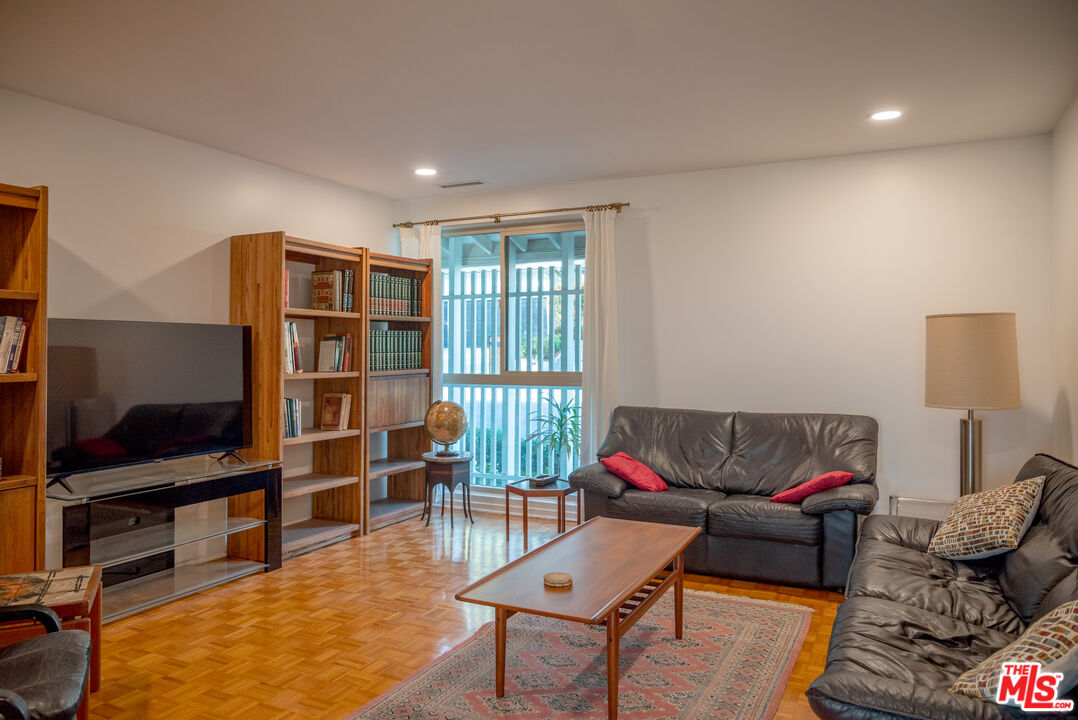 2701 Lake Hollywood Dr