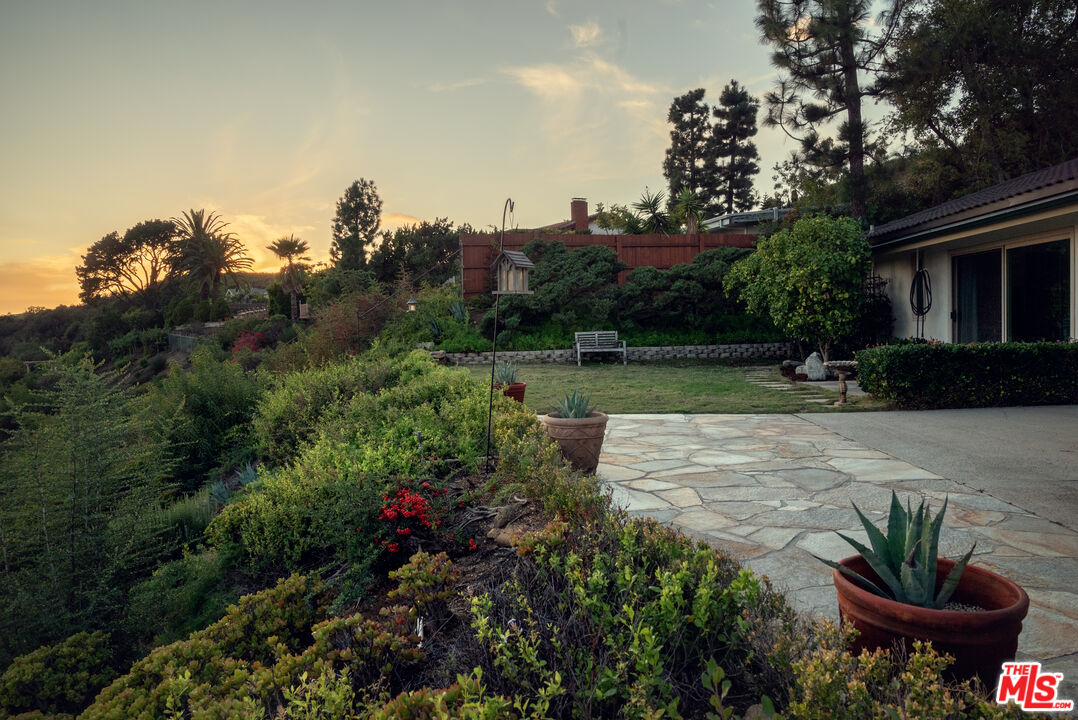 2701 Lake Hollywood Dr