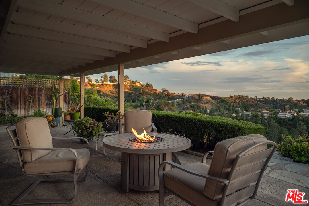 2701 Lake Hollywood Dr