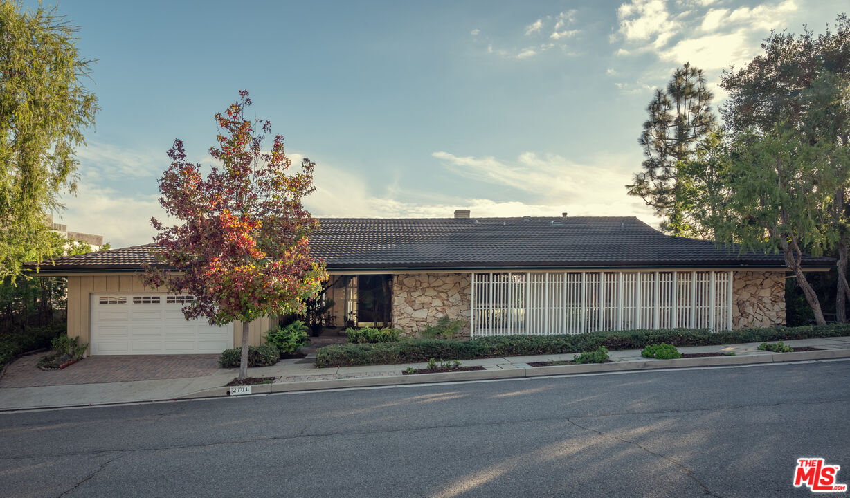 2701 Lake Hollywood Dr