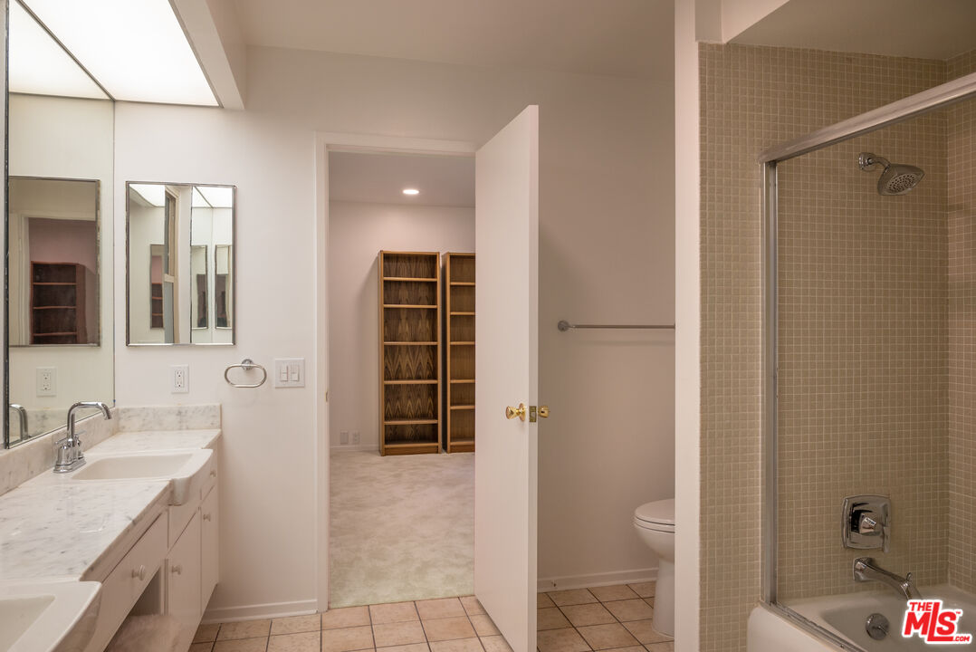 2701 Lake Hollywood Dr