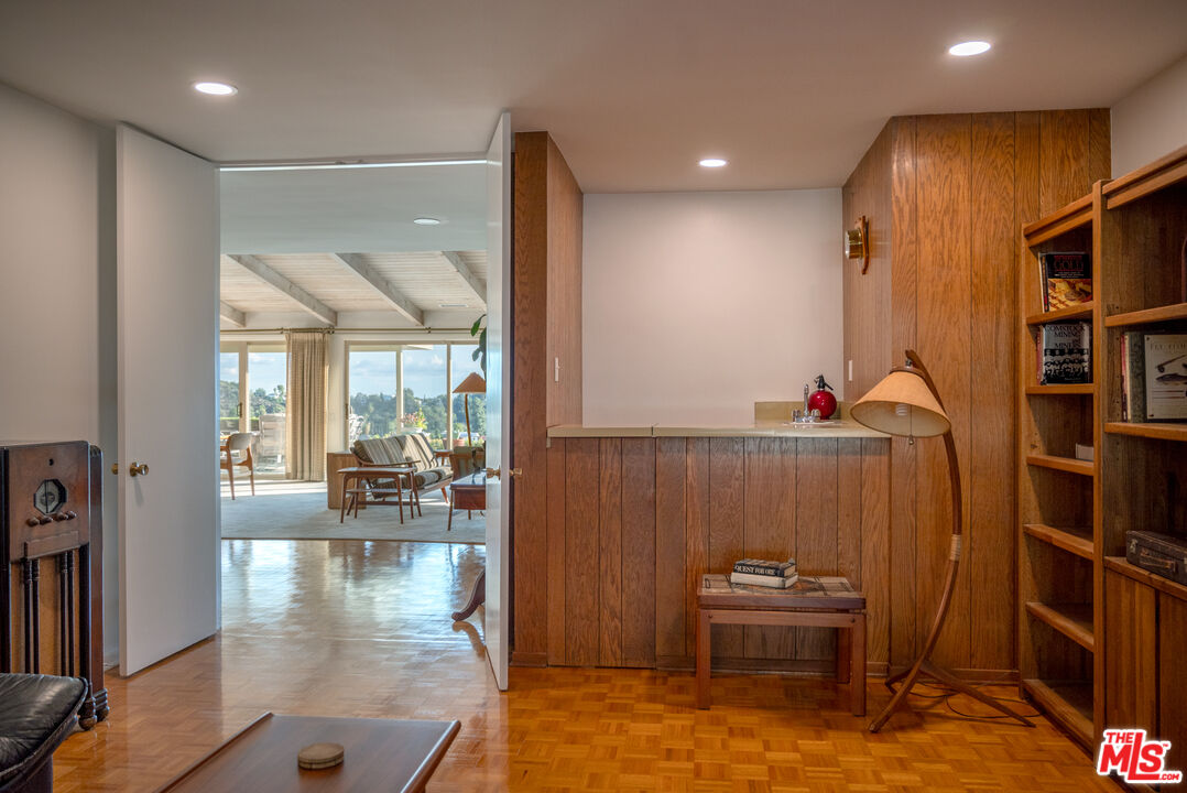 2701 Lake Hollywood Dr