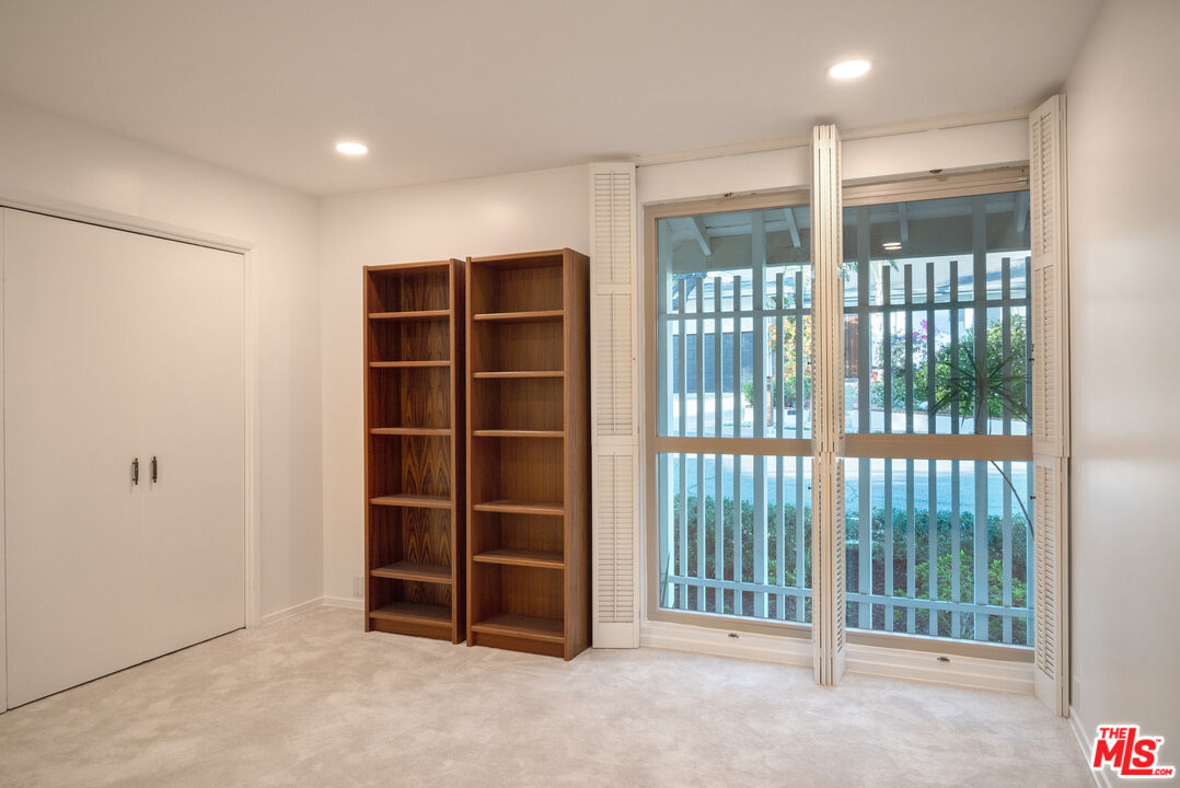 2701 Lake Hollywood Dr