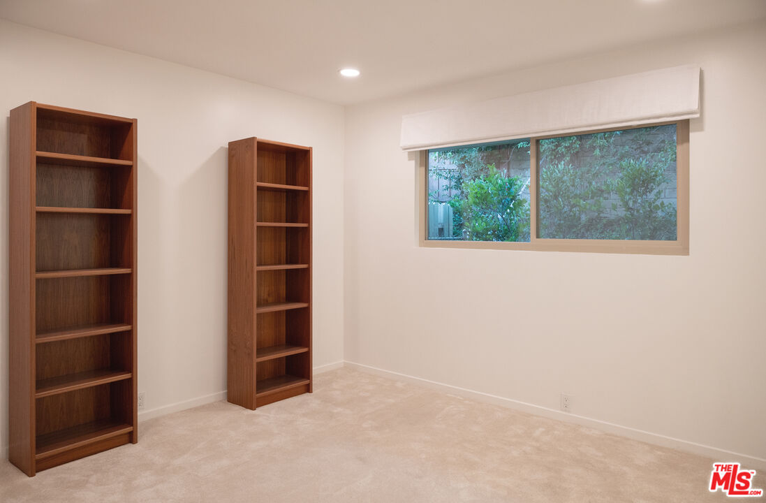 2701 Lake Hollywood Dr