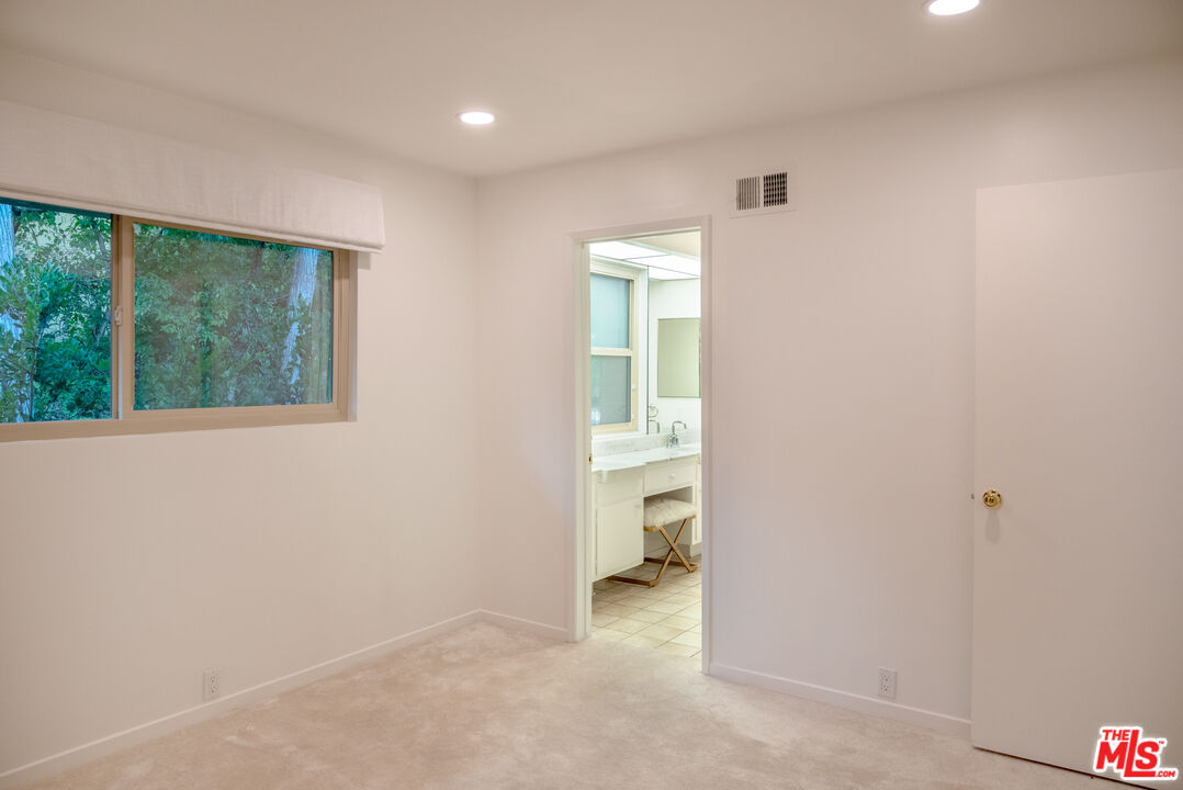 2701 Lake Hollywood Dr