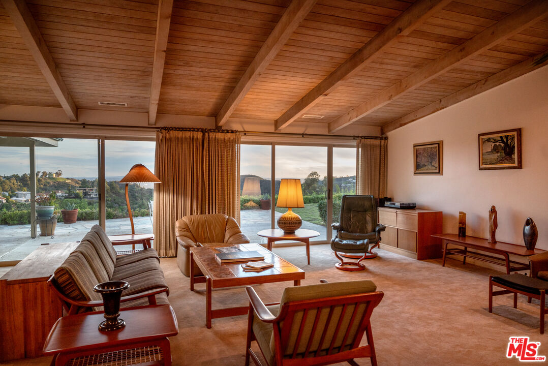 2701 Lake Hollywood Dr