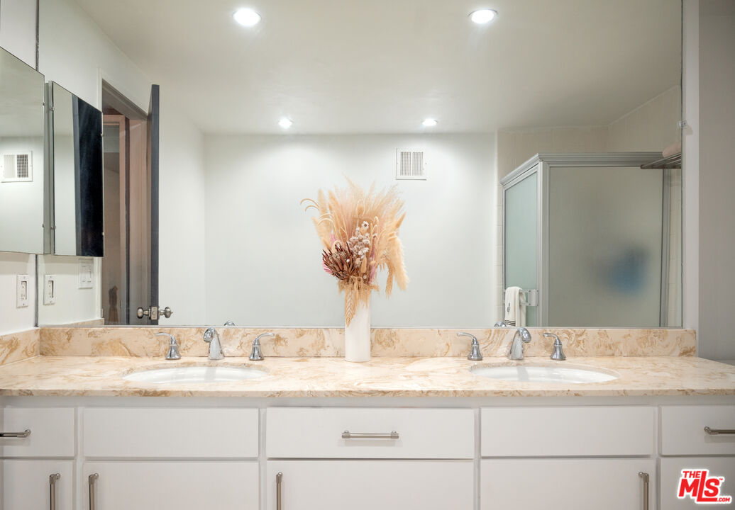 7259 Hillside Ave Unit: 202