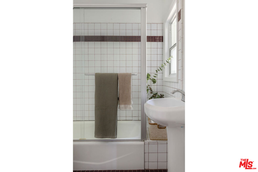 1006 E Orange Grove Blvd