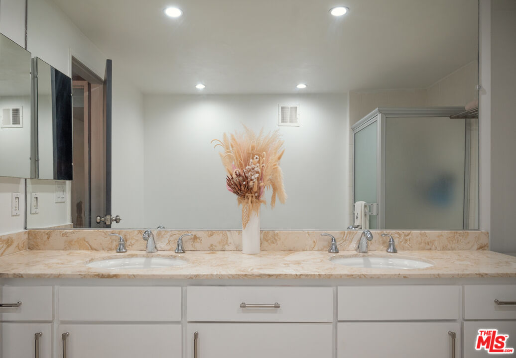 7259 Hillside Ave Unit: 202