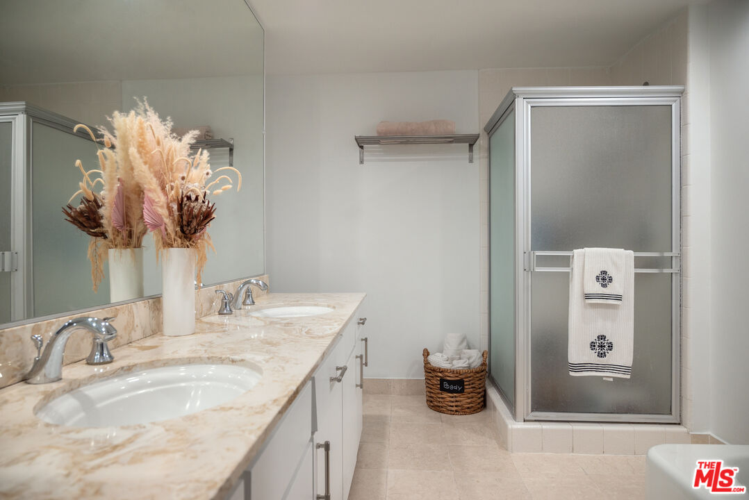 7259 Hillside Ave Unit: 202