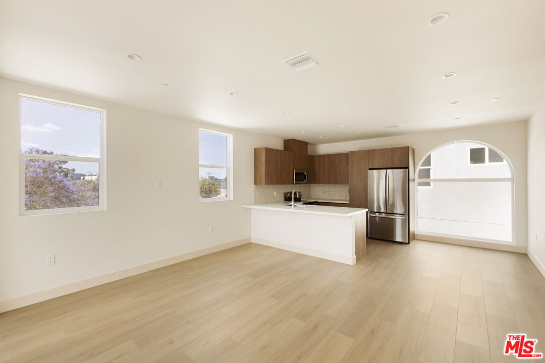 741 N Silver Lake Blvd