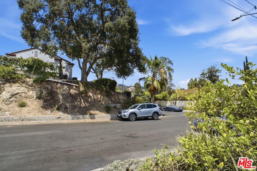 1232 Rock View St