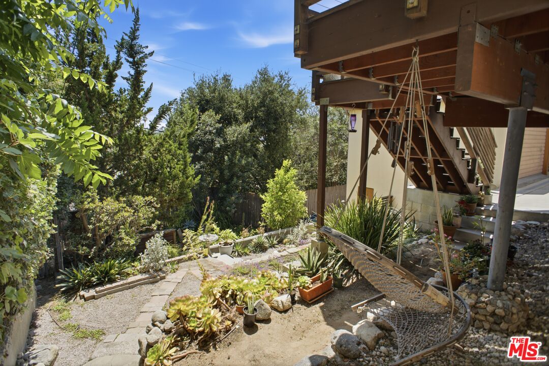 1232 Rock View St