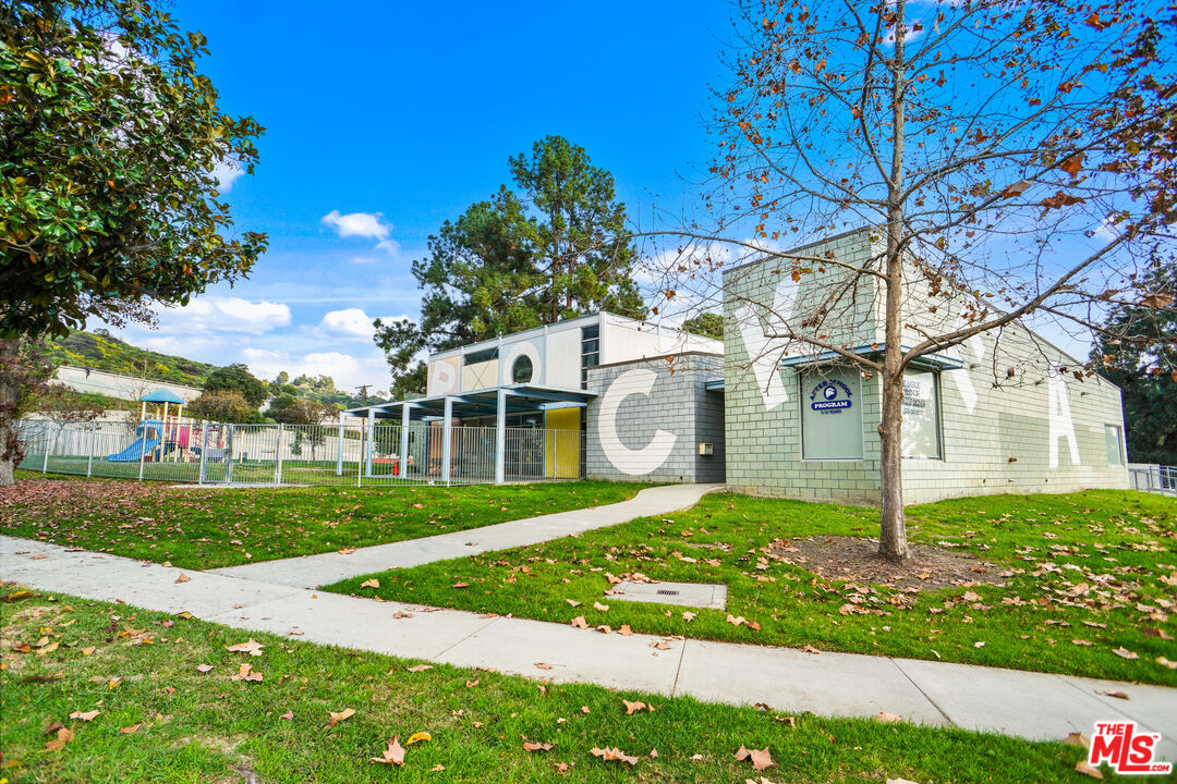 1232 Rock View St