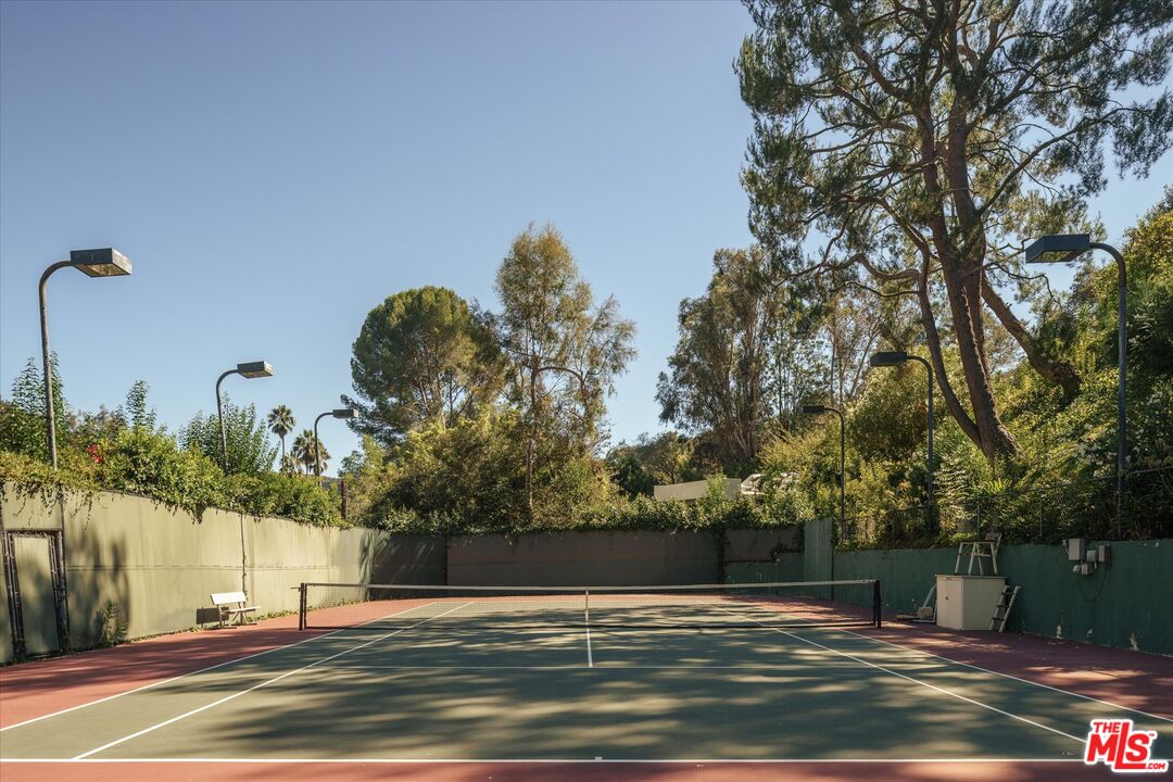 2573 Benedict Canyon Dr