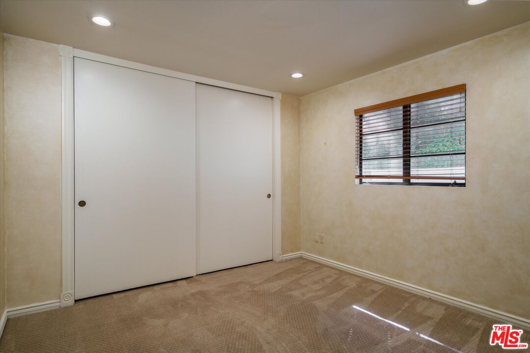 2573 Benedict Canyon Dr