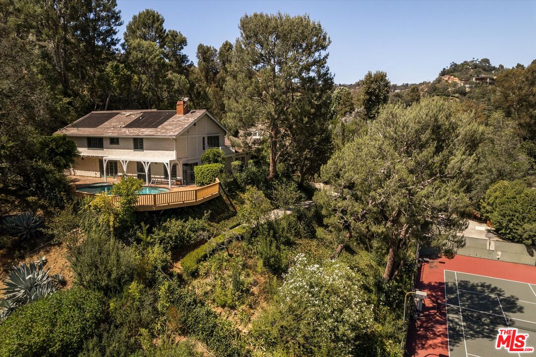 2573 Benedict Canyon Dr