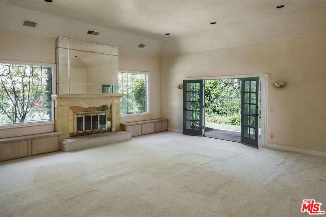 2573 Benedict Canyon Dr