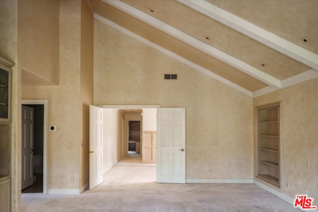 2573 Benedict Canyon Dr