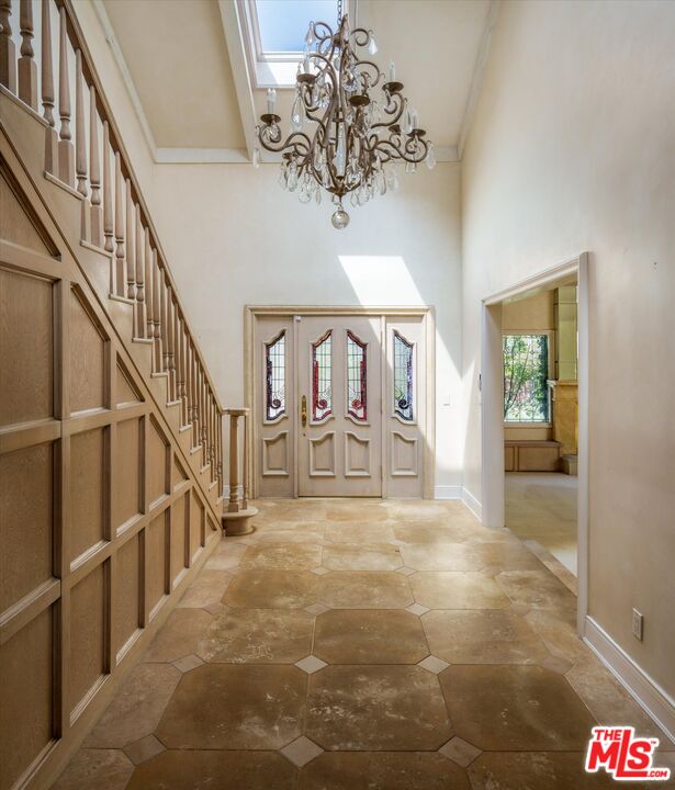2573 Benedict Canyon Dr