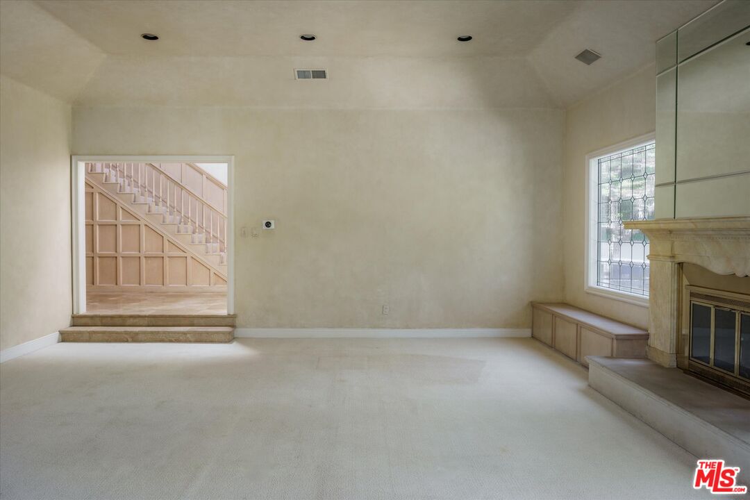2573 Benedict Canyon Dr
