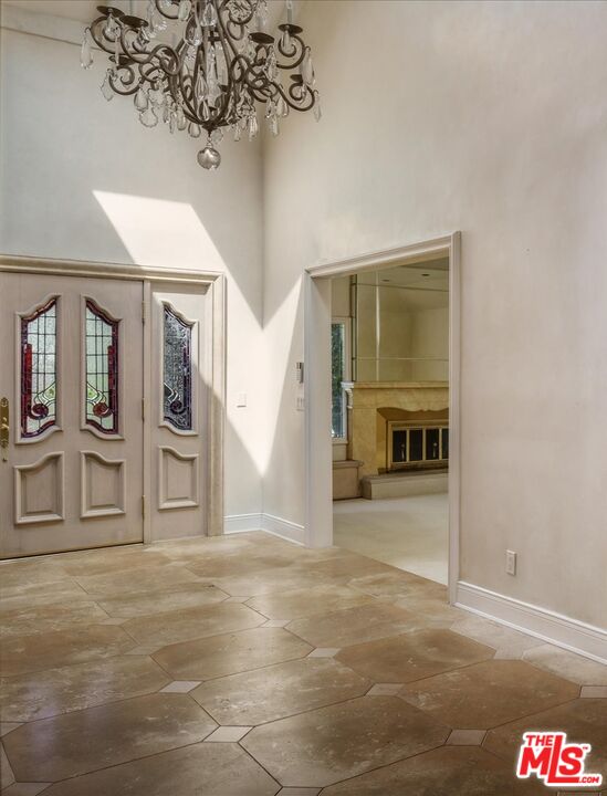 2573 Benedict Canyon Dr