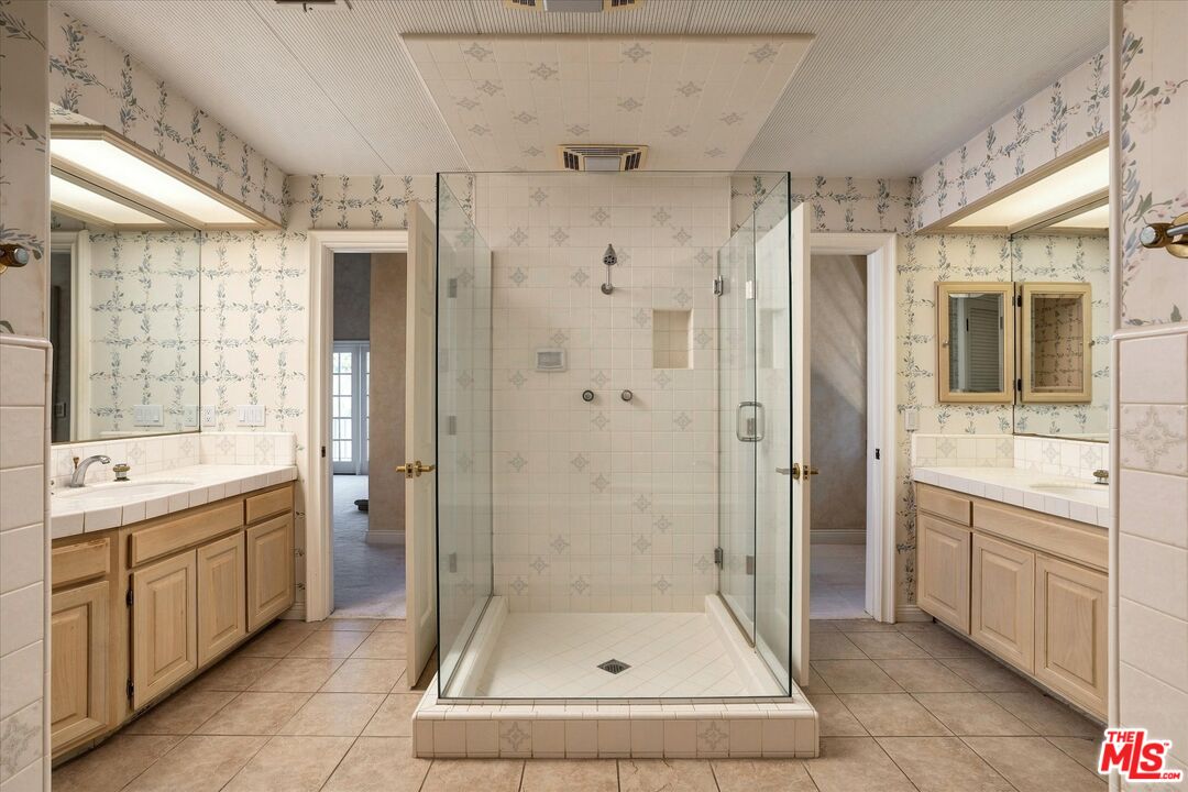 2573 Benedict Canyon Dr