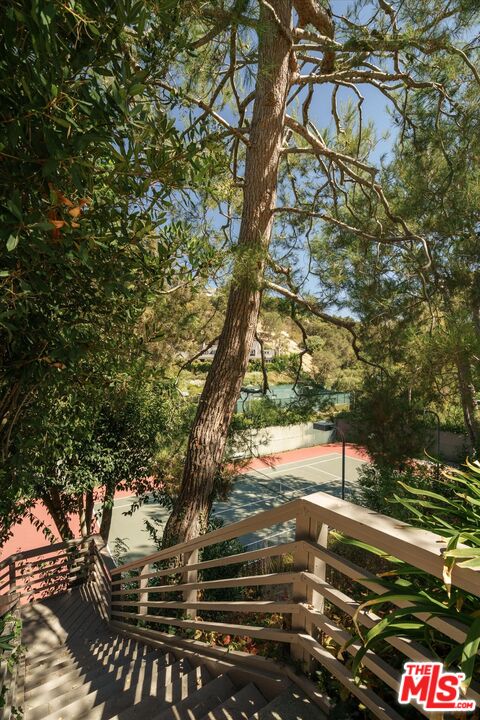 2573 Benedict Canyon Dr