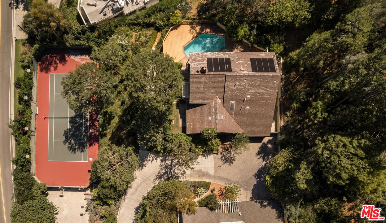 2573 Benedict Canyon Dr
