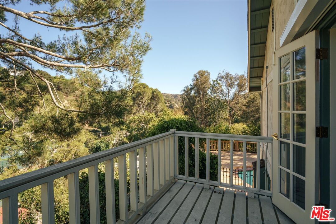 2573 Benedict Canyon Dr