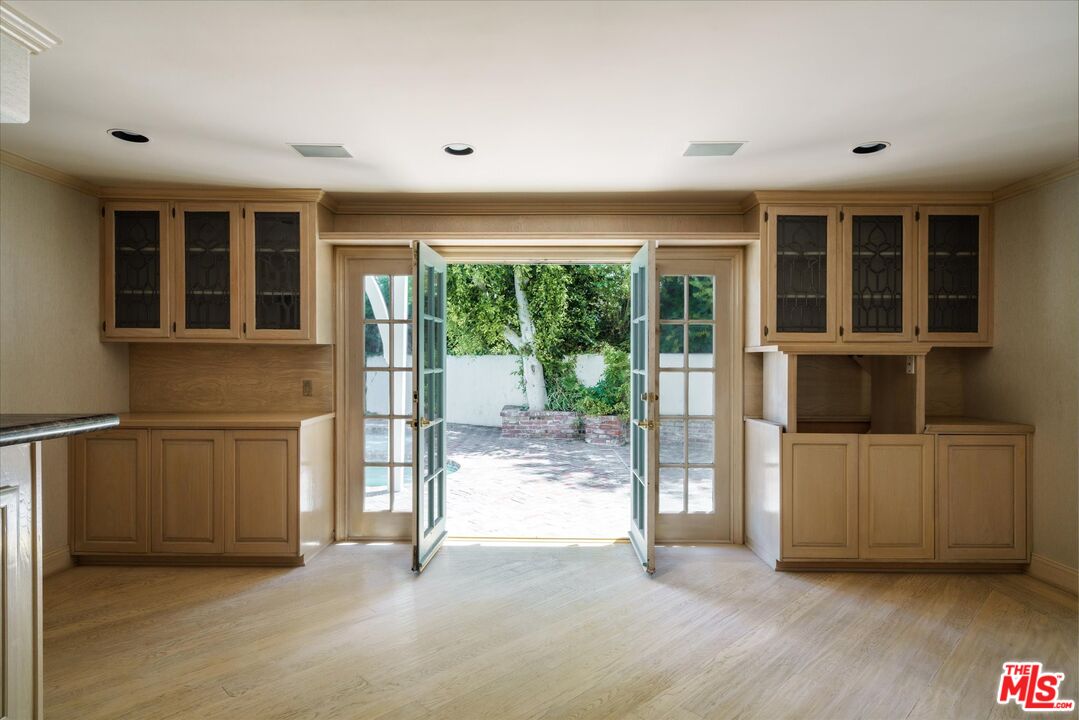 2573 Benedict Canyon Dr