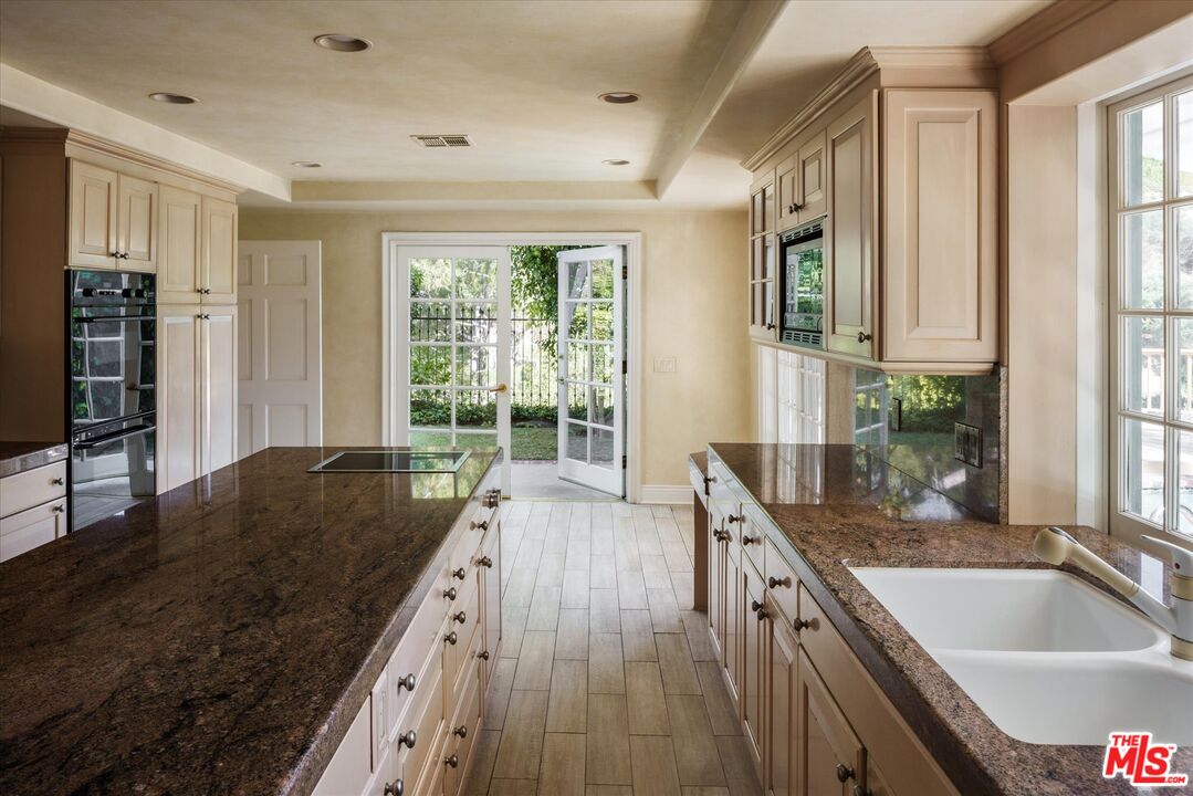 2573 Benedict Canyon Dr