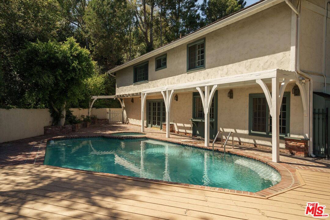 2573 Benedict Canyon Dr