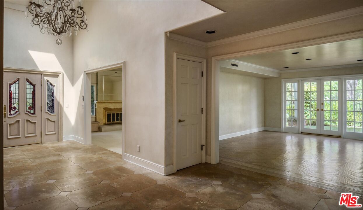 2573 Benedict Canyon Dr