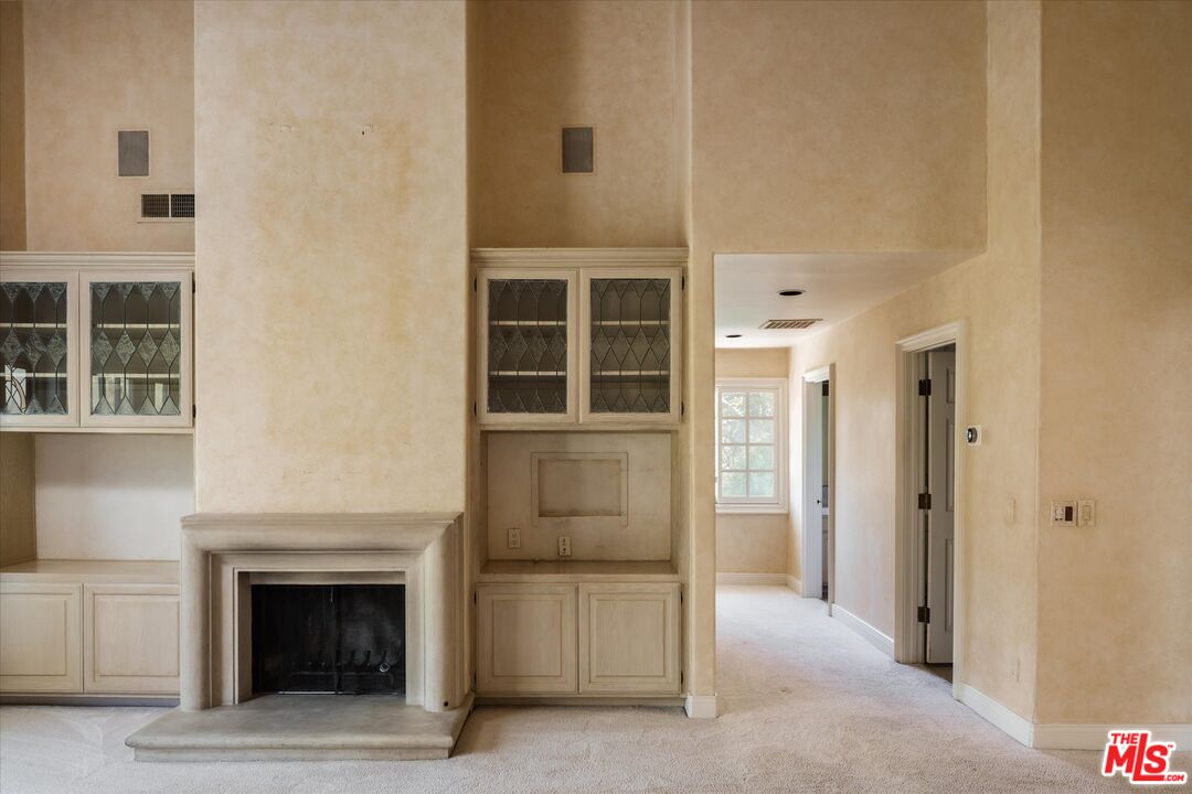 2573 Benedict Canyon Dr