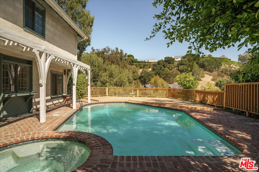 2573 Benedict Canyon Dr
