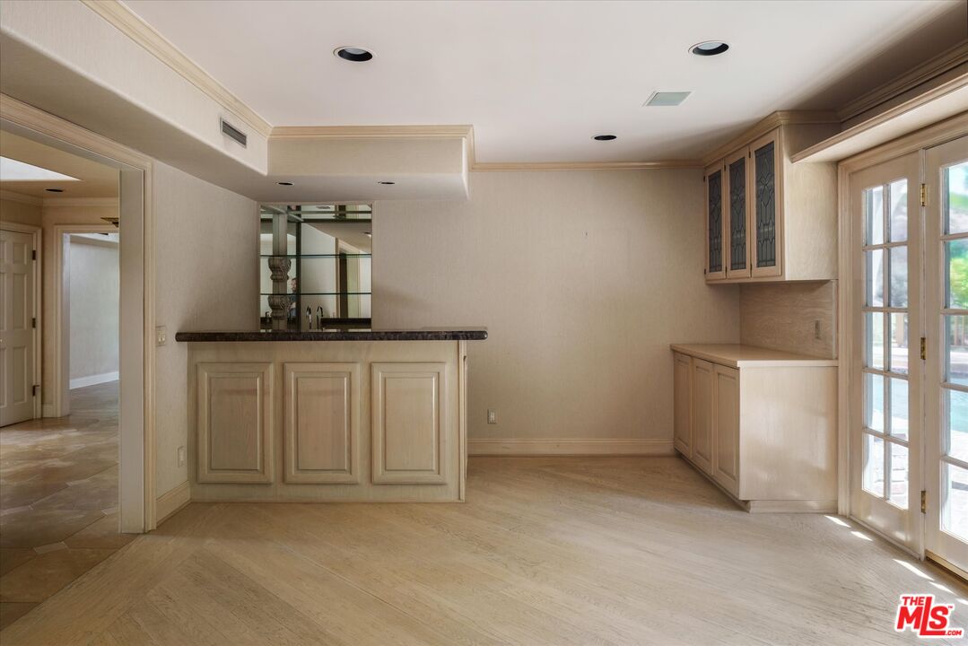 2573 Benedict Canyon Dr