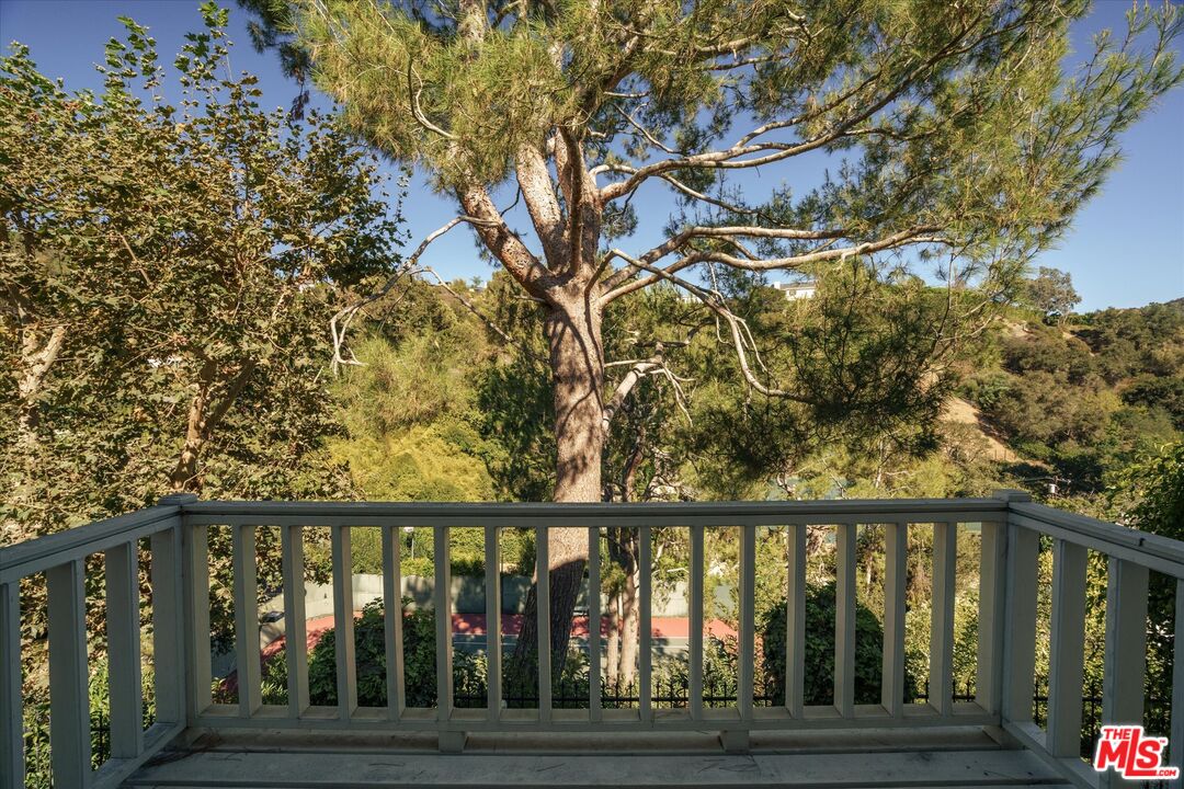 2573 Benedict Canyon Dr