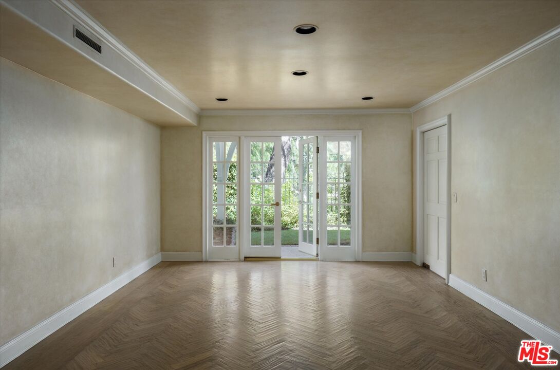 2573 Benedict Canyon Dr