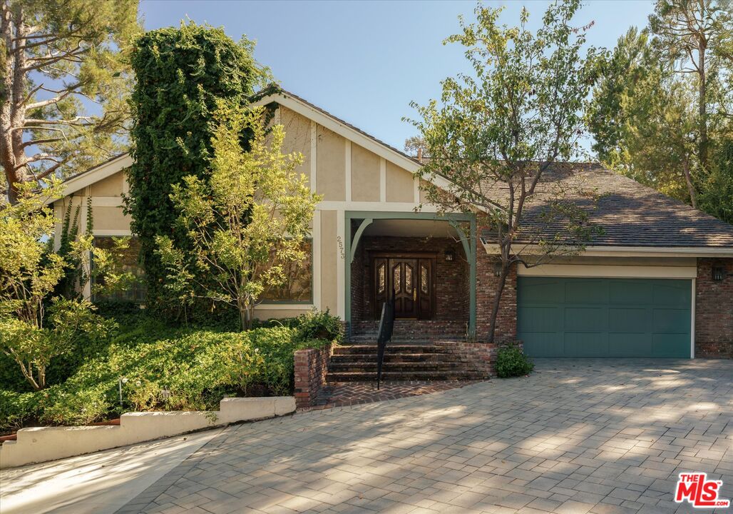 2573 Benedict Canyon Dr