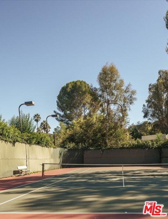 2573 Benedict Canyon Dr