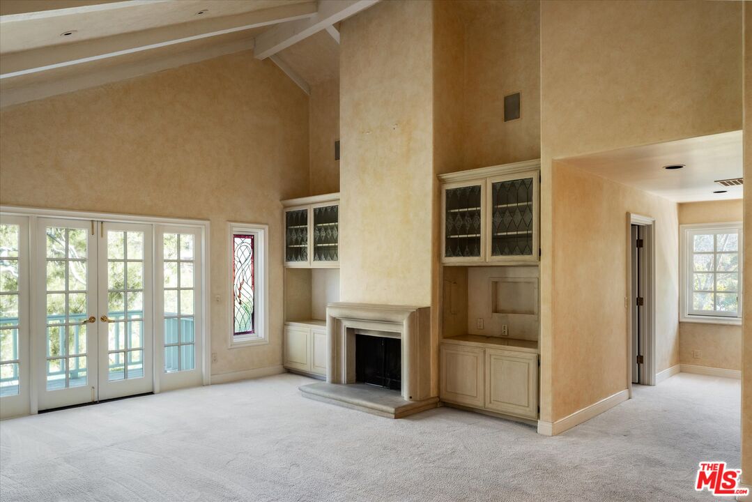 2573 Benedict Canyon Dr