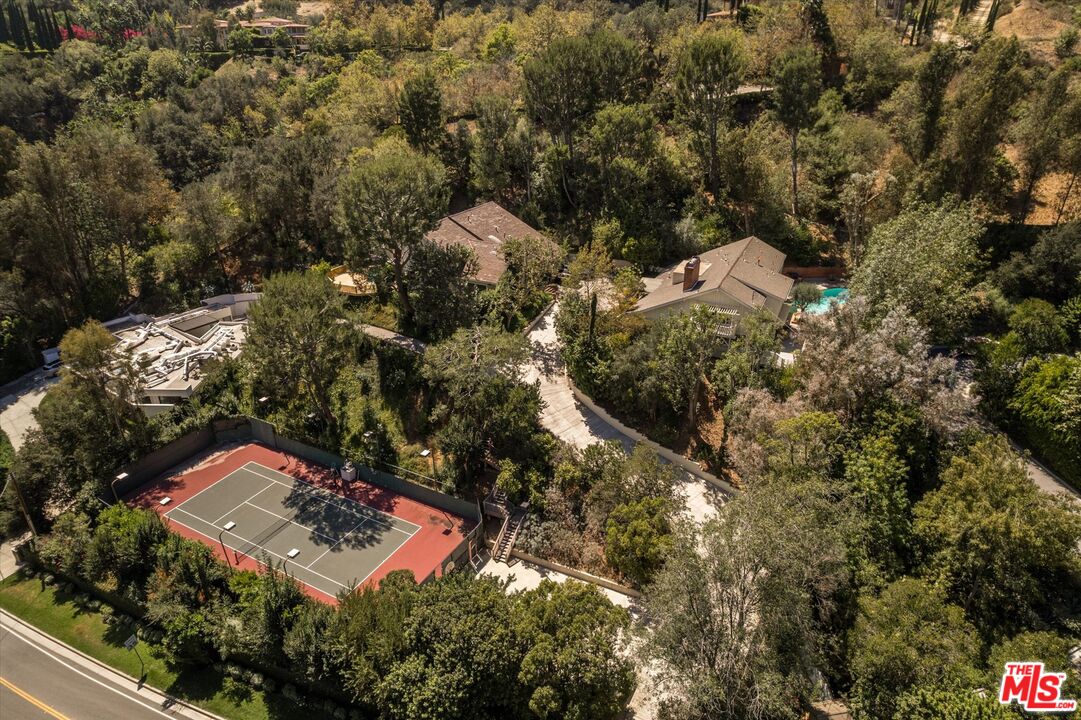 2573 Benedict Canyon Dr