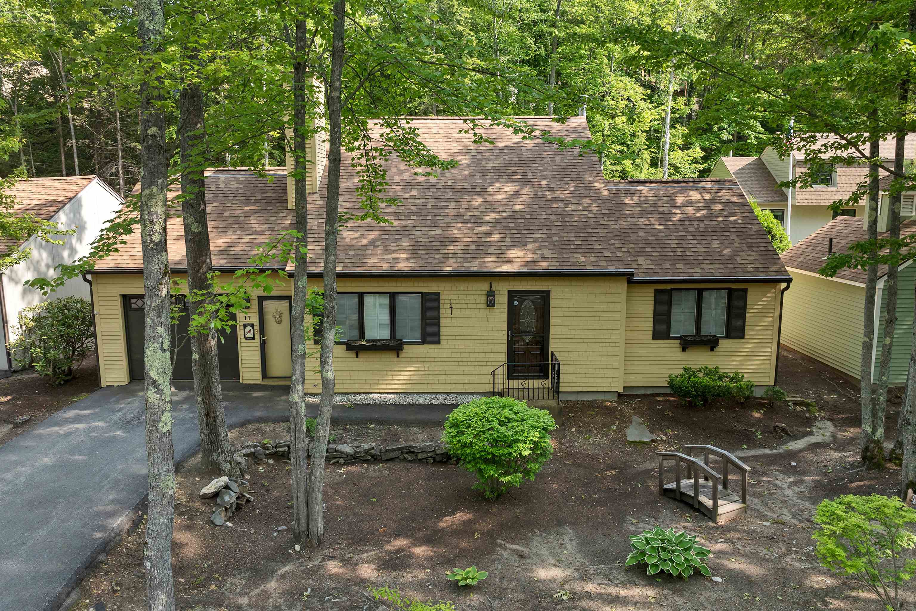 2393 Lake Shore Road Unit: 17