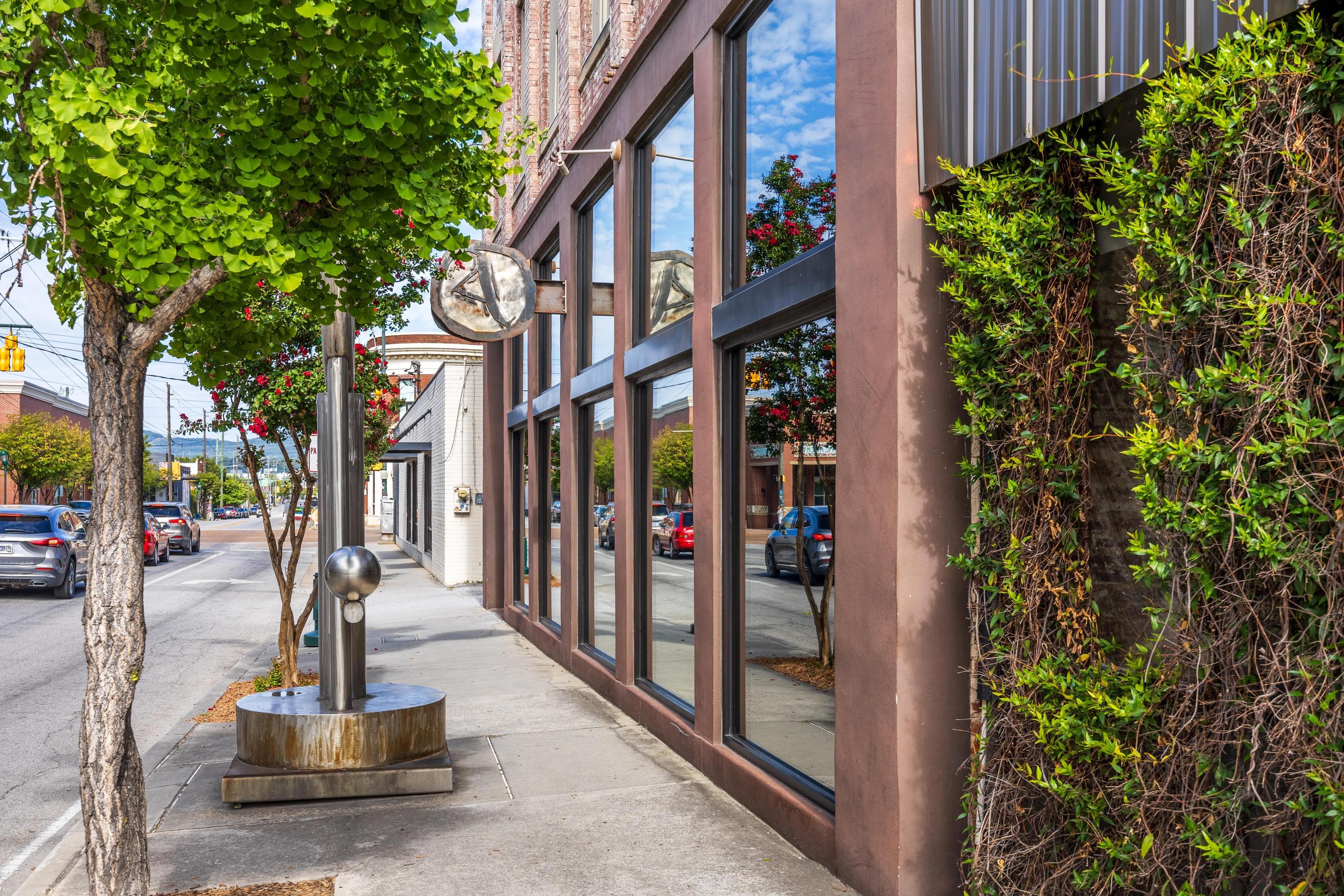 828 Henderson Avenue