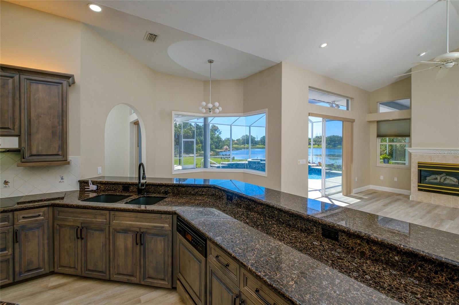 5233 FAR OAK CIR